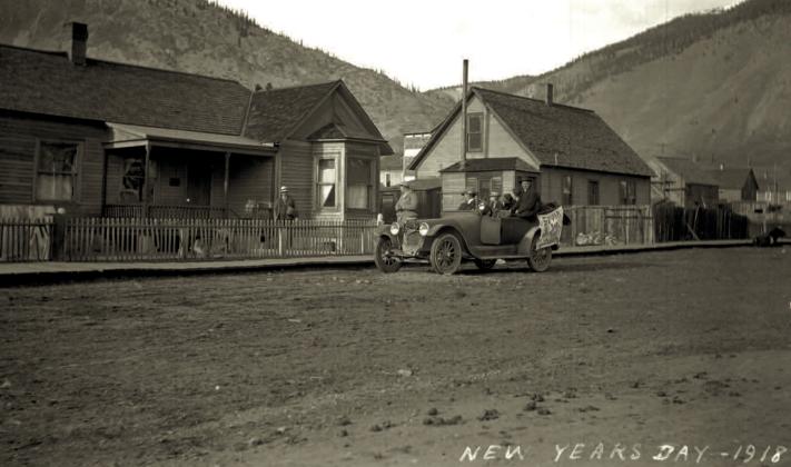 The Dyson family’s buick on New Year’s Day 1918, with the top down. A banner on the side mentions an event at the Star Theatre. The Dysons lived at 1447 Reese Street. New reports from the time say the town had to sprinkle the streets around Christmas time to keep the dust down Photo courtesy of San Juan County Historical Society